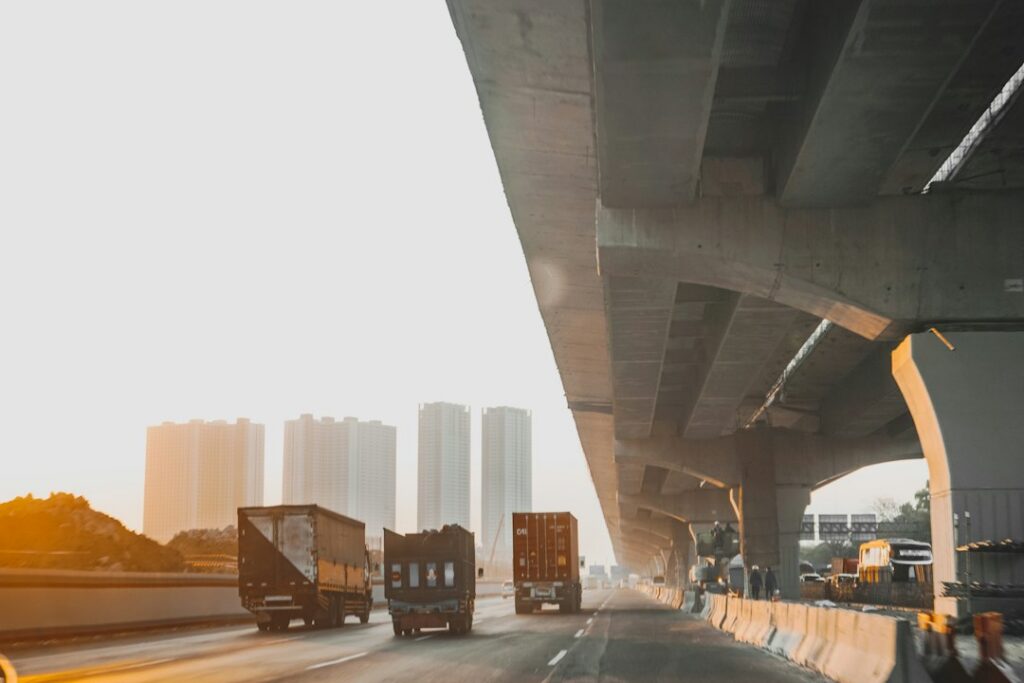 Xe tải vận chuyển hàng hóa trên đường